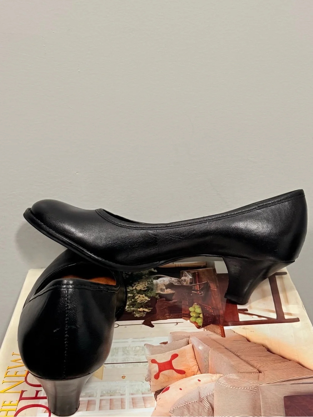 AEROSOLES Women's Black Leather Mid-Heel Pumps